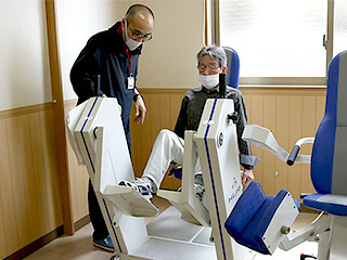介護職員が入居者の機能訓練をサポートしている様子